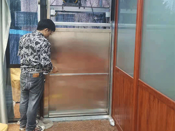 傳菜電梯